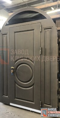 арочная входная дверь с круговым узором и глухими боковыми створками