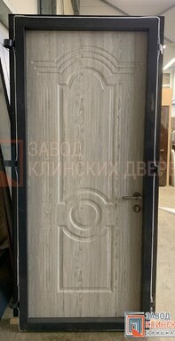 внутренняя отделка входной двери фрезерованной мдф панелью цвета беленый дуб