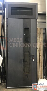 входная дверь с верхней фрамугой и длинным центральным окном - фото наружней отделки антрацитовым мд