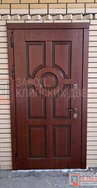 входная металлическая дверь для нового кирпичного дома с отделкой мдф цвета итальянский орех