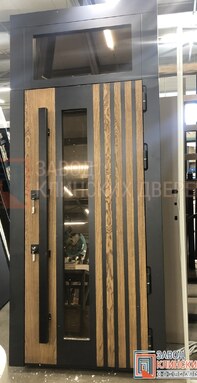 высокая входная дверь с фрамугой, панорамным стеклом и комбинированной реечной отделкой
