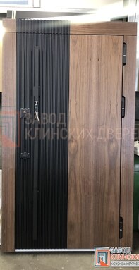 комбинированная дверь с фактурой натурального дерева и стильной черной вертикальной вставкой