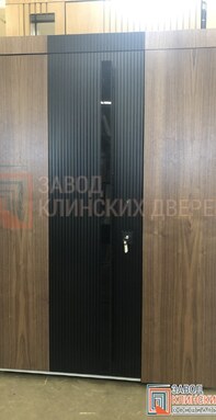 комбинированная уличная входная дверь с панелями мдф коричневого и черного цветов в современном стил