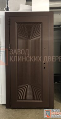 коричневая металлическая дверь с геометрическим 3d рисунком фрезеровкой на мдф панели
