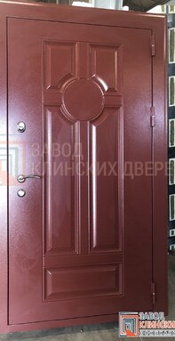красная входная металлическая дверь с металлическими филенками с порошковым напылением