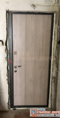 недорогая квартирная входная дверь с отделкой светой ламинированной панелью внутри