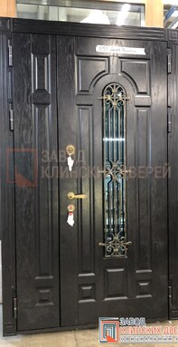 полуторная входная дверь со стеклом и ковкой с отделкой черной атмосферостойкой мдф панелью