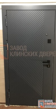 серая квартирная входная дверь с мдф панелью с оригинальной современной фрезеровкой