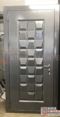 стальная дверь цвета серебристый металлик с объемным 3d узором из квадратов