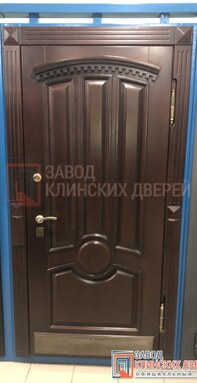 темно-коричневая входная филенчатая дверь с рисунком в классическом стиле