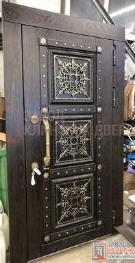 элитная черная дверь с золотыми коваными решетками и богатым классическим декором